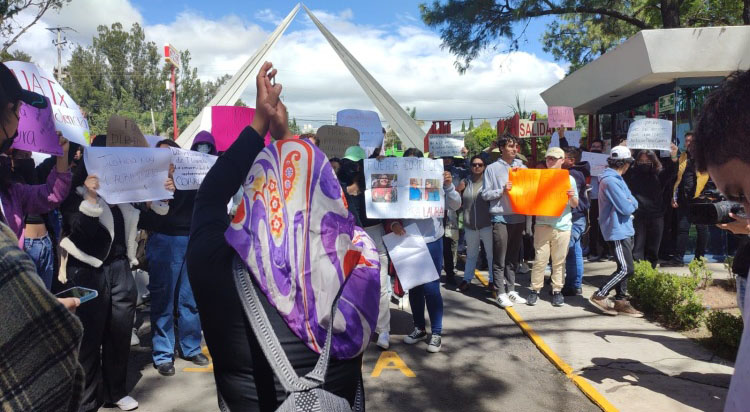 Protestan estudiantes de Filosofía y Letras de la UATX por agresión a profesora