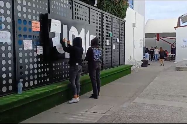 Estudiantes de la UDAL en Puebla exigen justicia tras agresión a compañero: "No más silencio"