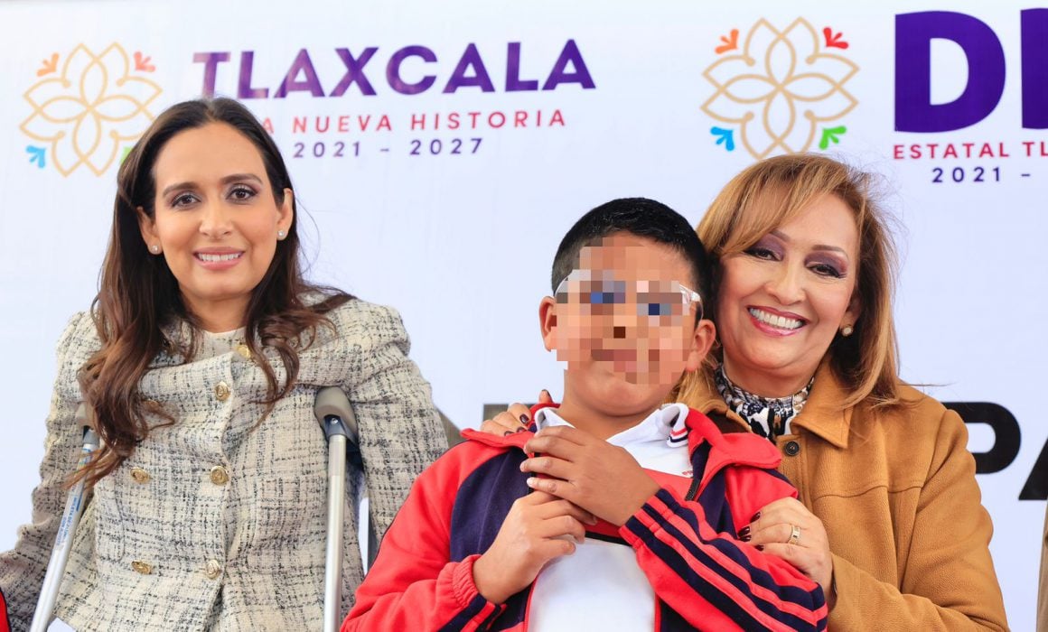 Entregó Lorena Cuéllar lentes a niños del programa de atención visual