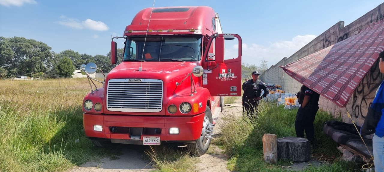 En enfrentamiento a balazos vs delincuentes, policías recuperan tráiler robado cargado de refrescos, en San Pablo del Monte