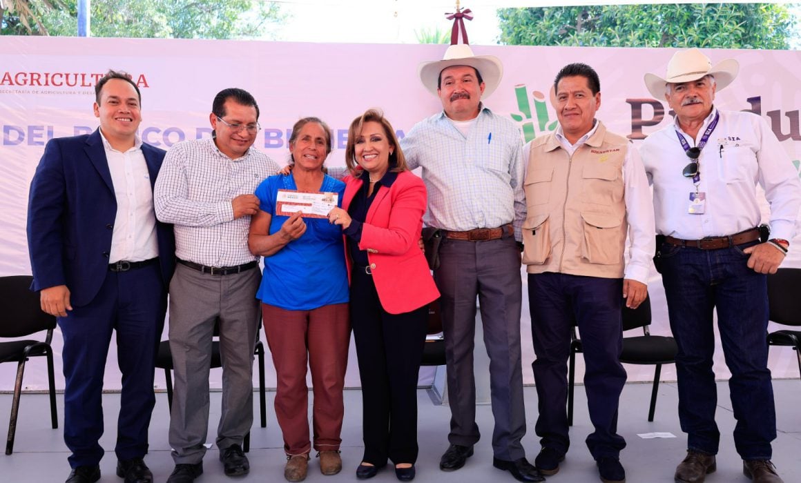 Entregó Lorena Cuéllar tarjetas de Producción para el Bienestar