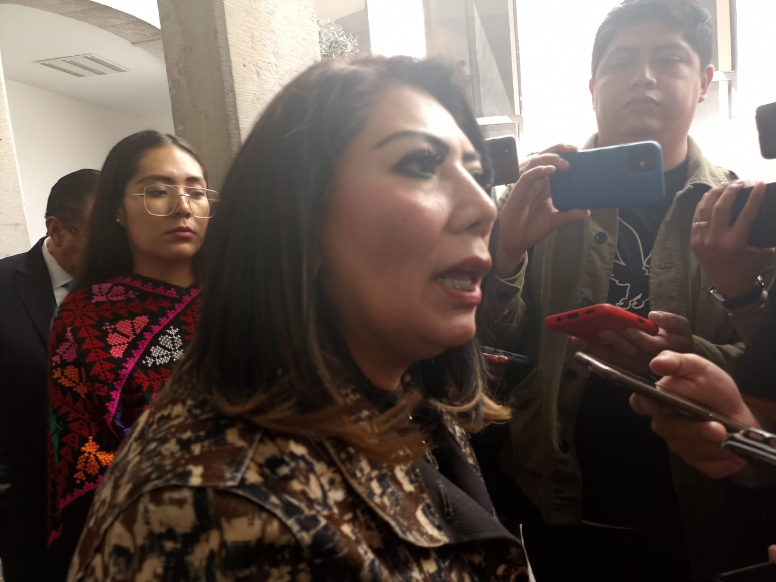 Sin notificación de denuncia y fuera de dirigencia del PAC: Alejandra Ramírez tras agredir a docente