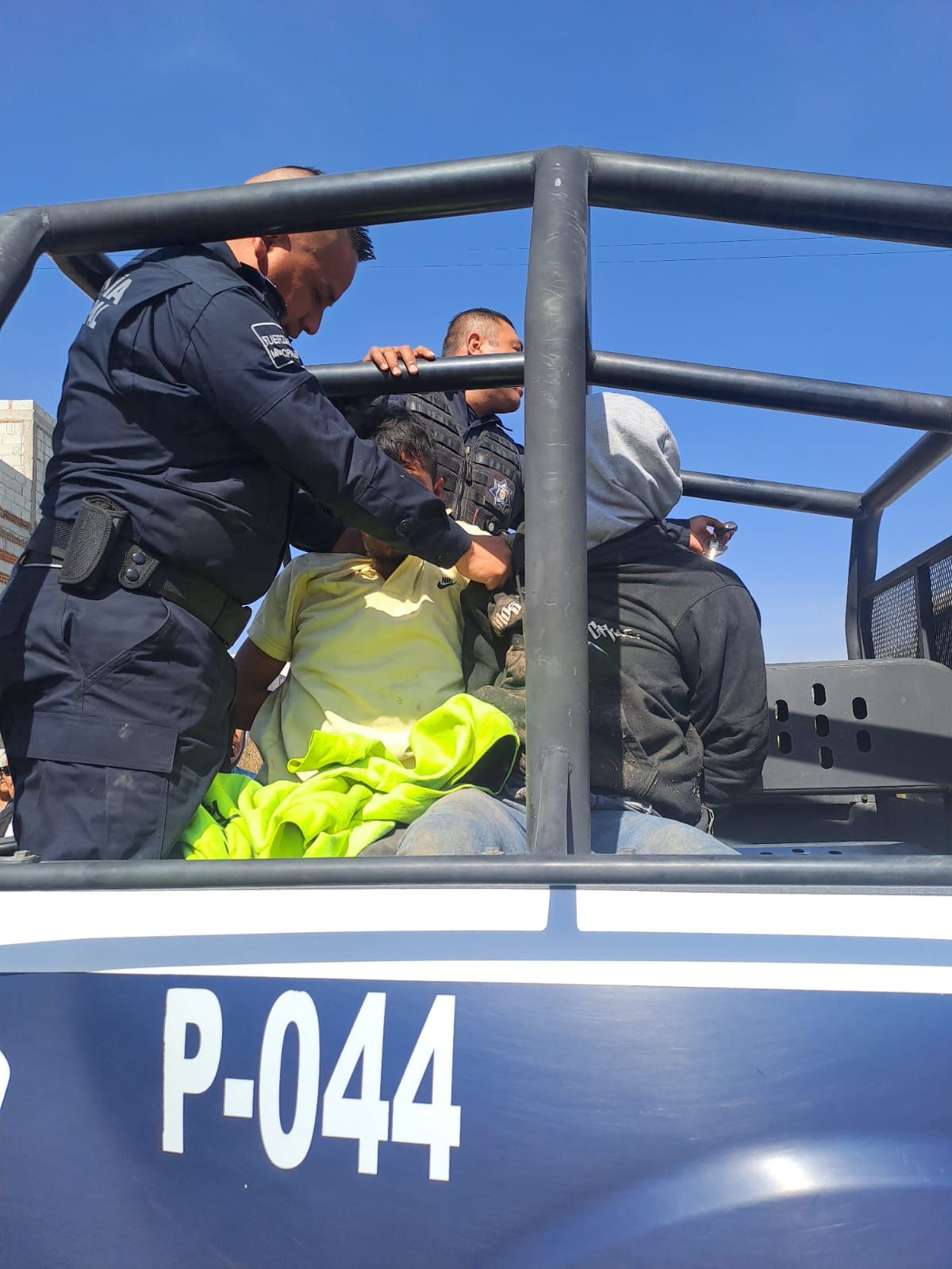 Detienen a dos presuntos rateros en Tlaltepango de San Pablo del Monte