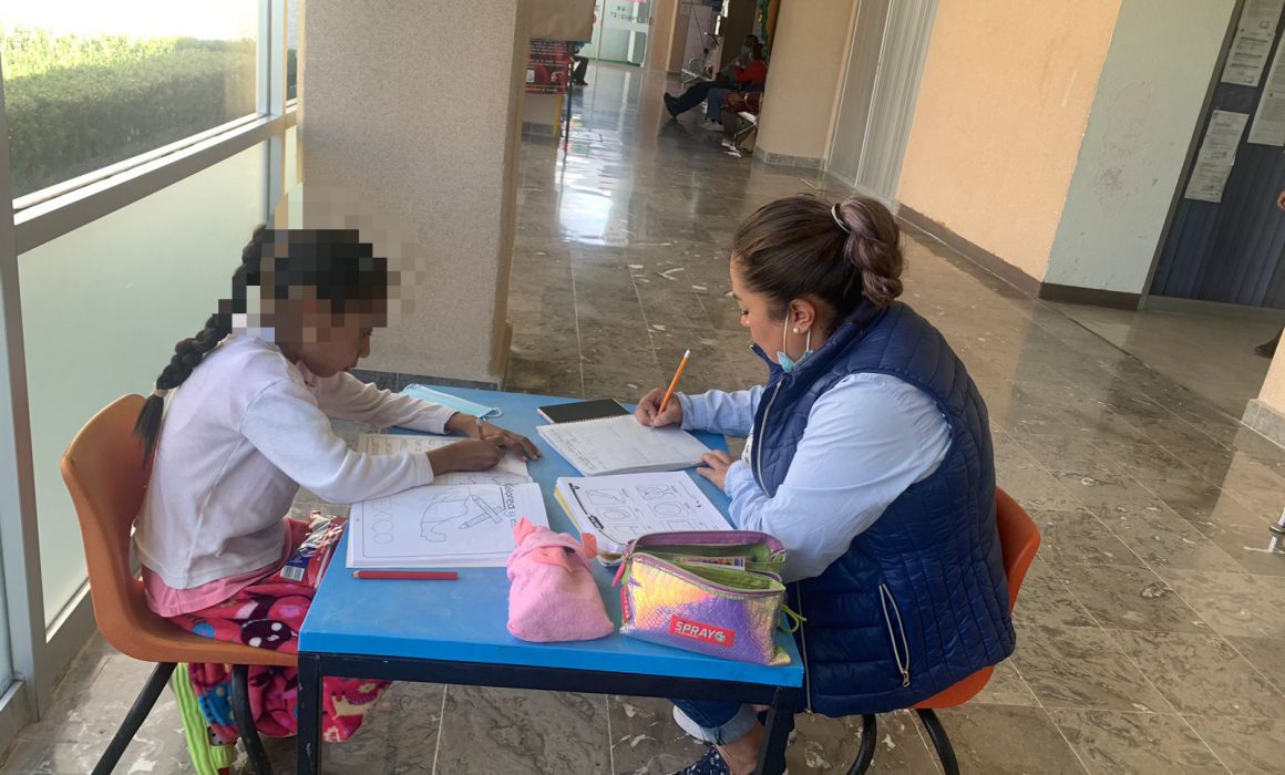 Acercan a estudiantes hospitalizados programa Educación sin condición