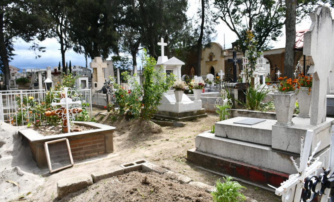 Realiza Apetatitlán acciones de limpieza en el panteón municipal