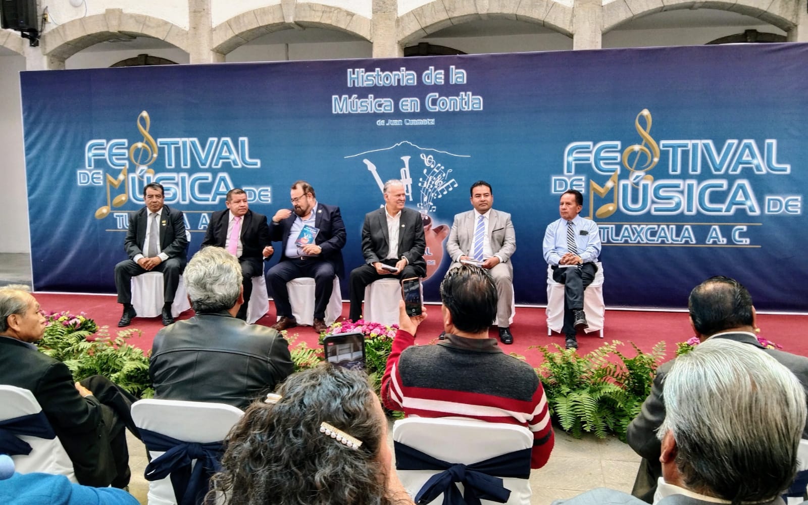 Contla inmortaliza en libro anécdotas, tragedias y retos de sus músicos