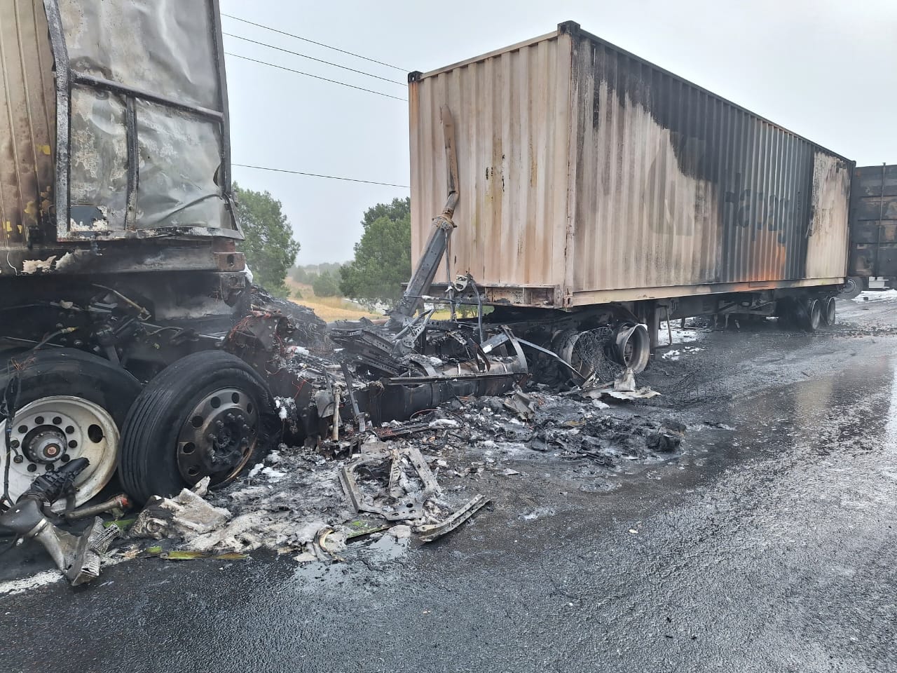 Fuego consume tráiler tras choque en la  Veracruz-México, a la altura de Xaltocan