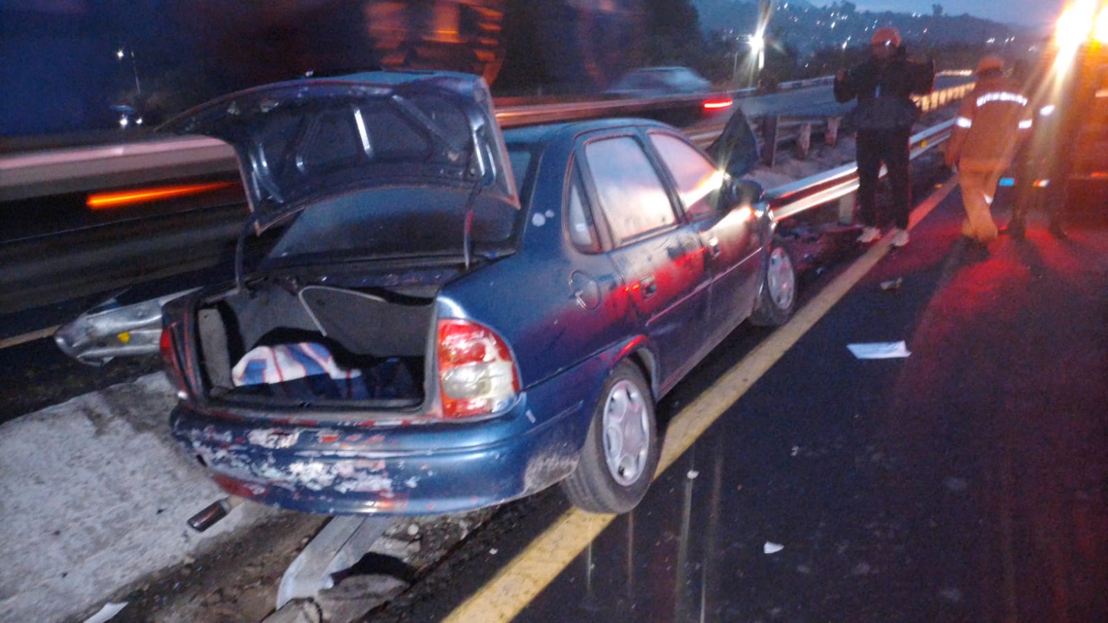 Chocan e incrustran su auto en la barra de contención de la autopista Texmelucan-Tlaxcala