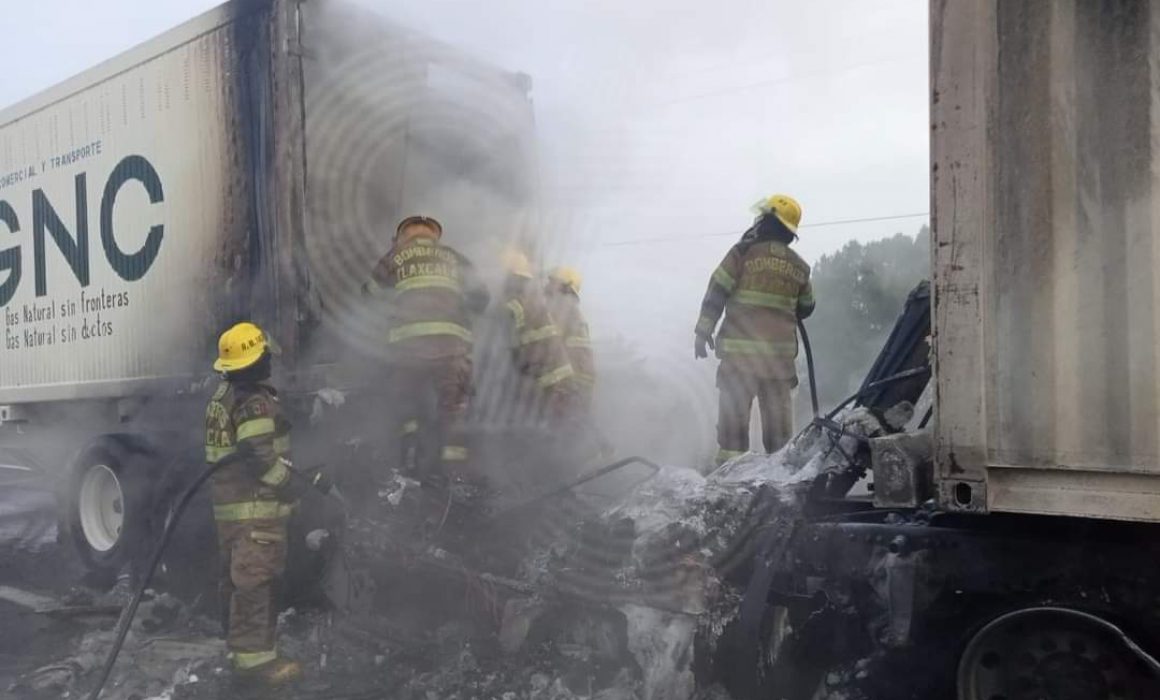 Se incendia tráiler tras colisionar en la carretera México-Veracruz, en Xaltocan