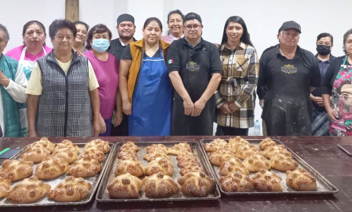 Elabora ayuntamiento de Apetatitlán taller de pan de muerto