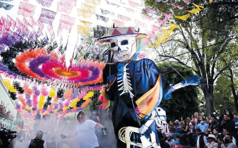 Alebrijes, catrinas y carros alegóricos engalan desfile de Feria 2023