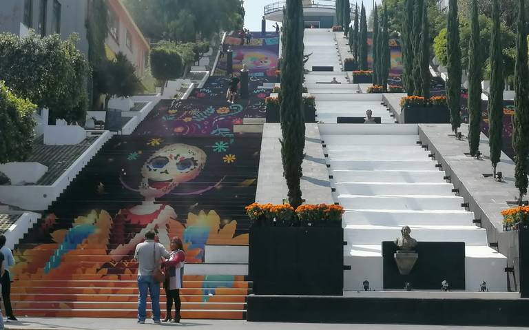 Se iluminan Escalinatas de los Héroes en inicio de la Feria Tlaxcala 2023