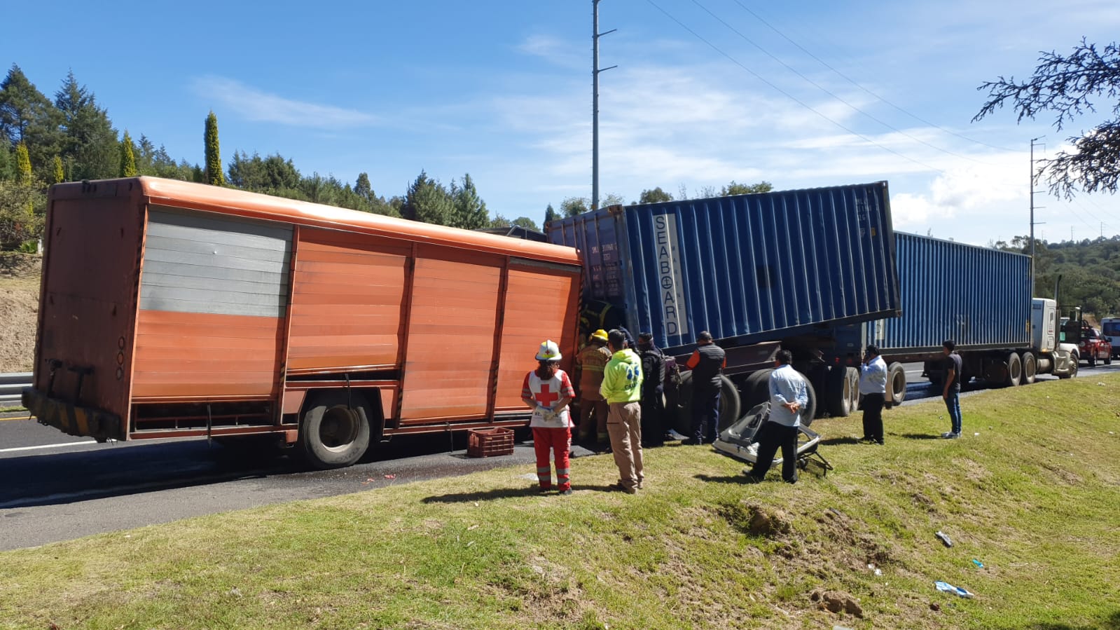 Sobreviven repartidores de agua a aparatoso accidente, en Yauhquemehcan