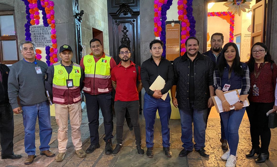 El Gobierno Municipal de Tlaxcala, con el firme propósito de garantizar el cumplimiento de las normativas ambientales, de protección civil, así como de permisos y licencias comerciales en el primer cuadro de la ciudad, realizó un operativo conjunto en el que participaron la Coordinación de Protección Civil, Medio Ambiente y Gobierno Abierto Municipal; así como las direcciones de Bienestar Humano y Seguridad Pública.  Además de la revisión de normas, se proporcionaron recomendaciones necesarias a los establecimientos inspeccionados, como las medidas, regulaciones y recomendaciones necesarias para mejorar la atención a sus usuarios.  Los dueños de los negocios inspeccionados fueron instados a cumplir y observar los parámetros de emisión de ruido, que establecen un límite máximo de 68 decibeles de 06:00 a 22:00 horas y 65 decibeles de 22:00 a 06:00 horas. Además, se ofreció asistencia para ajustar sus sistemas de sonido a fin de respetar estos límites.  El coordinador de Protección Civil Municipal, Margarito Barajas, resaltó la relevancia de estos operativos para garantizar la seguridad de los establecimientos. Estos controles permiten realizar observaciones necesarias para que los negocios cumplan con las medidas de seguridad, protección civil y que además operen dentro de la normatividad municipal vigente.  El responsable de la Coordinación de Gobierno Abierto, Martín Rodríguez Lima, anunció que estos operativos se realizarán de forma permanente en el municipio.  En esta ocasión, se inspeccionaron los locales «Liverpub», «Michelandia», «Cadillac’s Bar», «Portal Once», «The Rock Road» y «Revolución». El Gobierno Municipal de Tlaxcala reafirma su compromiso con la seguridad, el cumplimiento de regulaciones ambientales y el bienestar de la comunidad en el corazón de la ciudad.