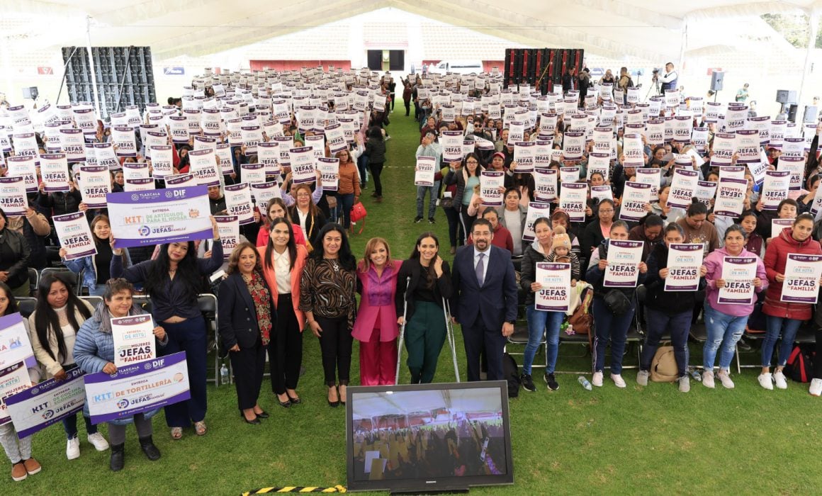 Encabezó Lorena Cuéllar entrega de apoyos a jefas de familia del Sedif