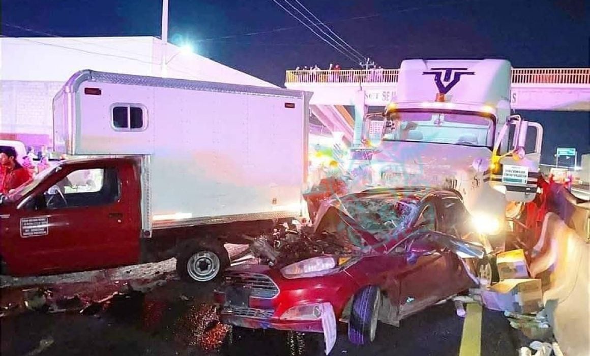 Embiste tráiler a 5 vehículos en Huamantla; deja 8 lesionados