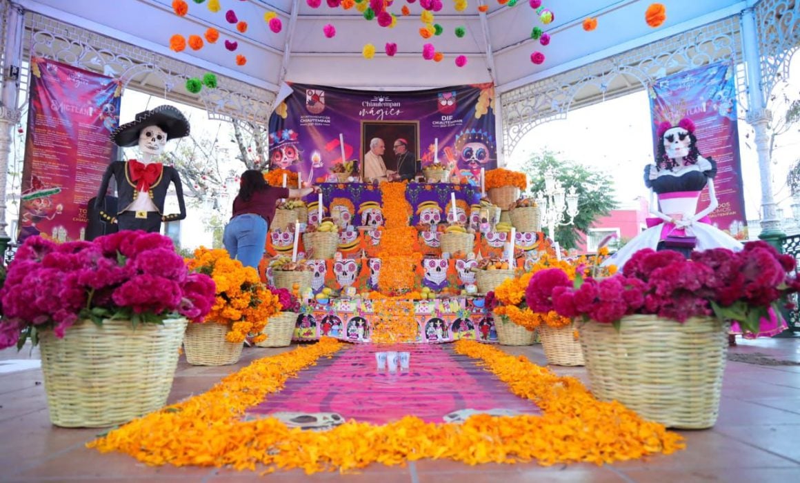 Inauguran magna ofrenda tradicional mexicana en Chiautempan