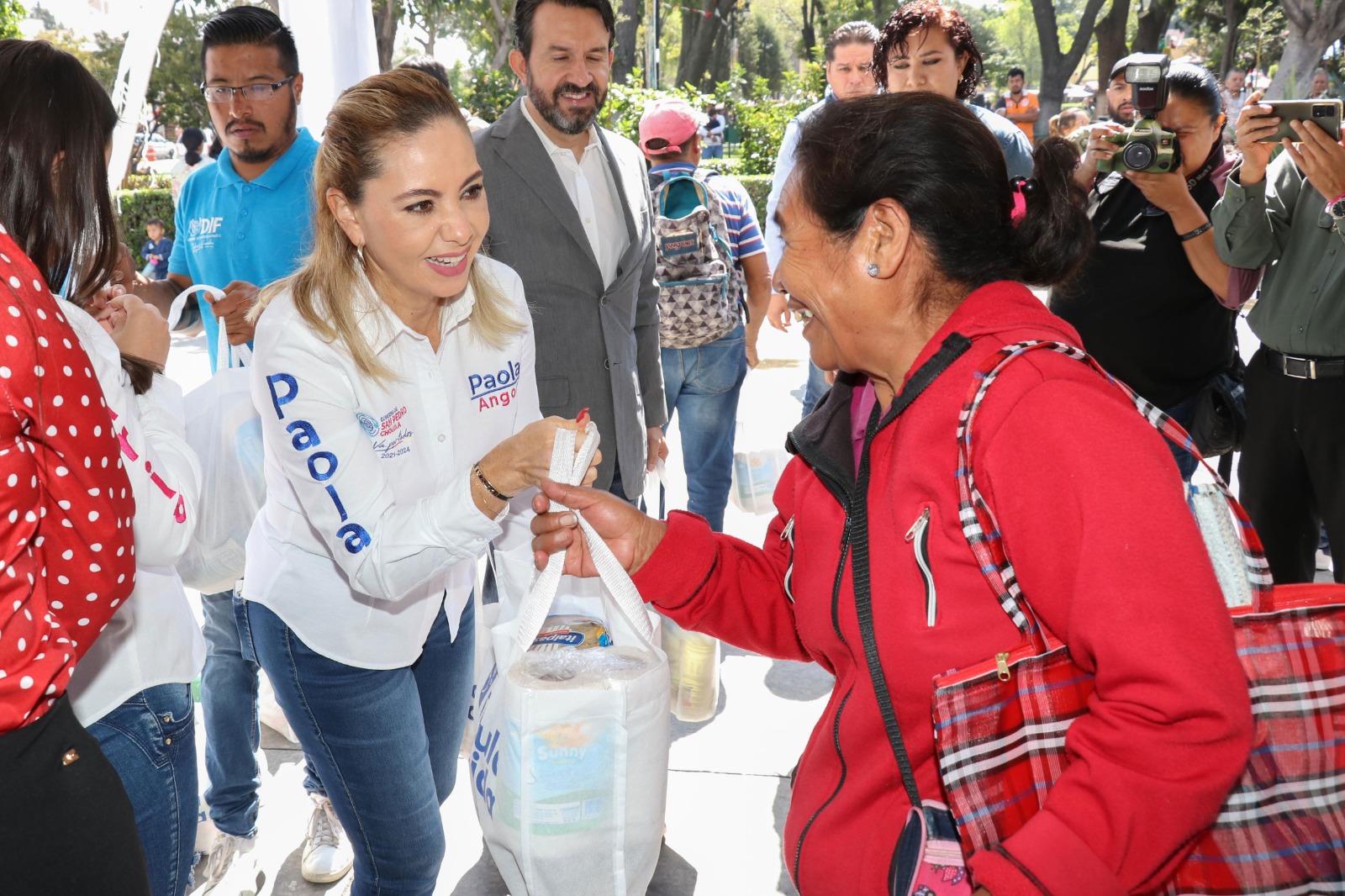 Paola Angon y María de la Barreda encabezan segunda entrega del programa Cholula Nutrida, en beneficio de 1,000 familias