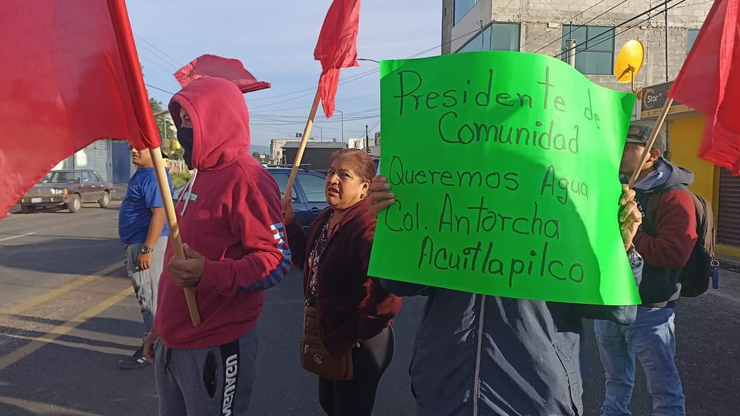 ¡Queremos agua! En Acuitlapilco, Antorchistas paralizan autopista ante la falta de agua