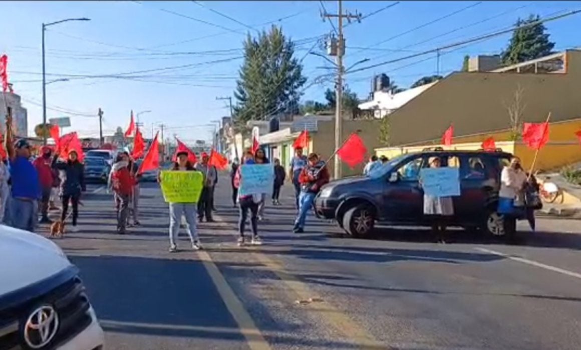 Bloquean pobladores carretera federal Tlaxcala-Puebla, en Acuitlapilco