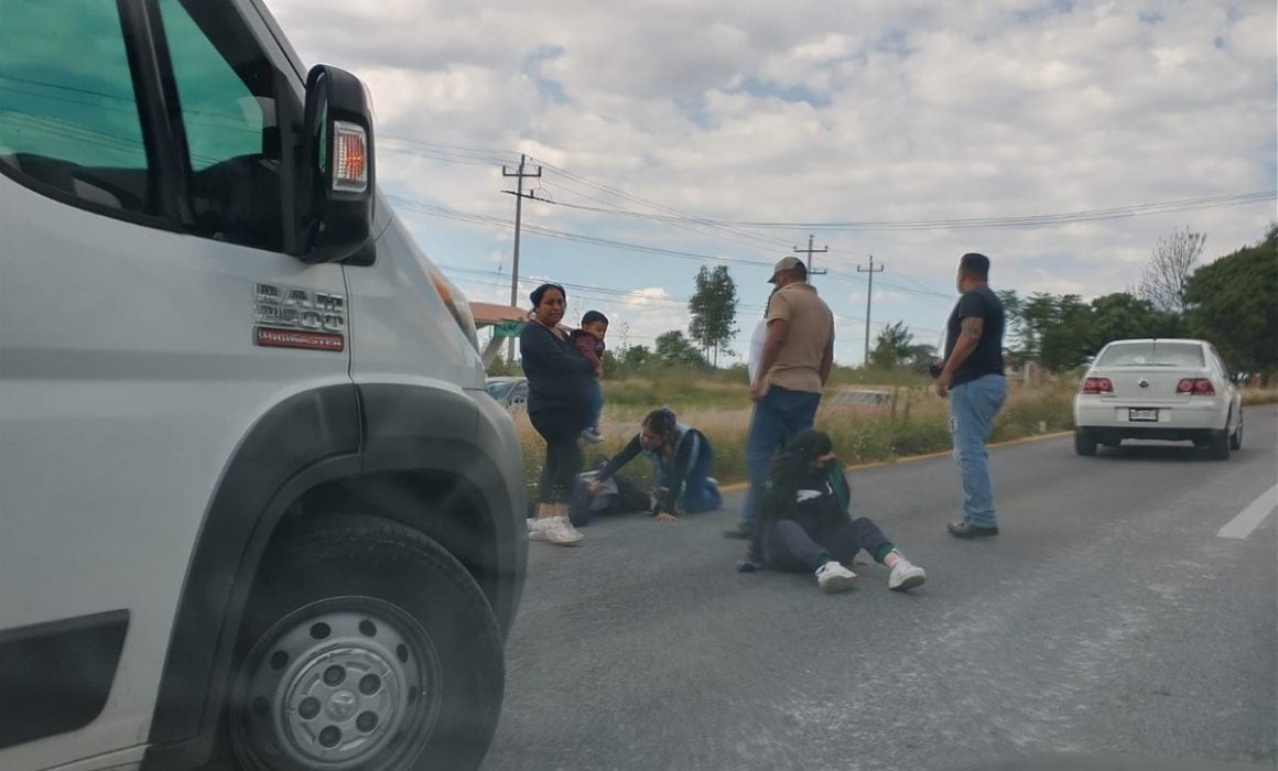 Por no usar puente peatonal, atropellan a 2 estudiantes en Mazatecochco