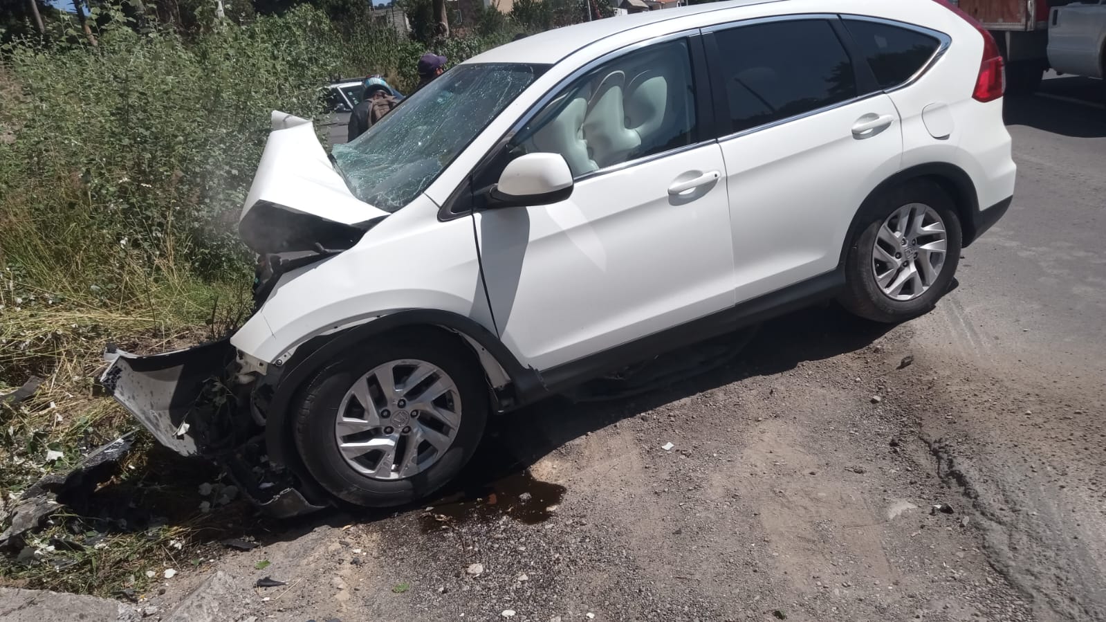 Sobrevive conductor tras chocar camioneta vs base de puente, en Totolac