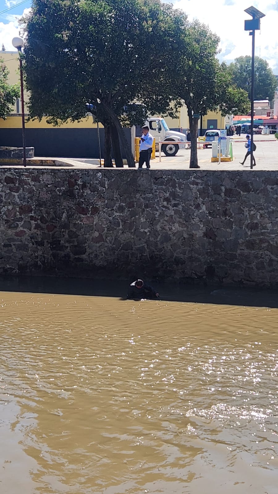 Ebrio sujeto cae al fondo del Río Zahuapan en la capital de Tlaxcala