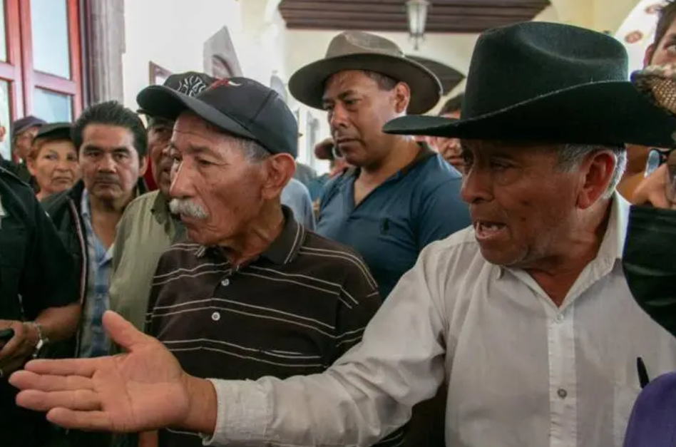 Se manifiestan pobladores de Acuitlapilco frente a la presidencia de Tlaxcala