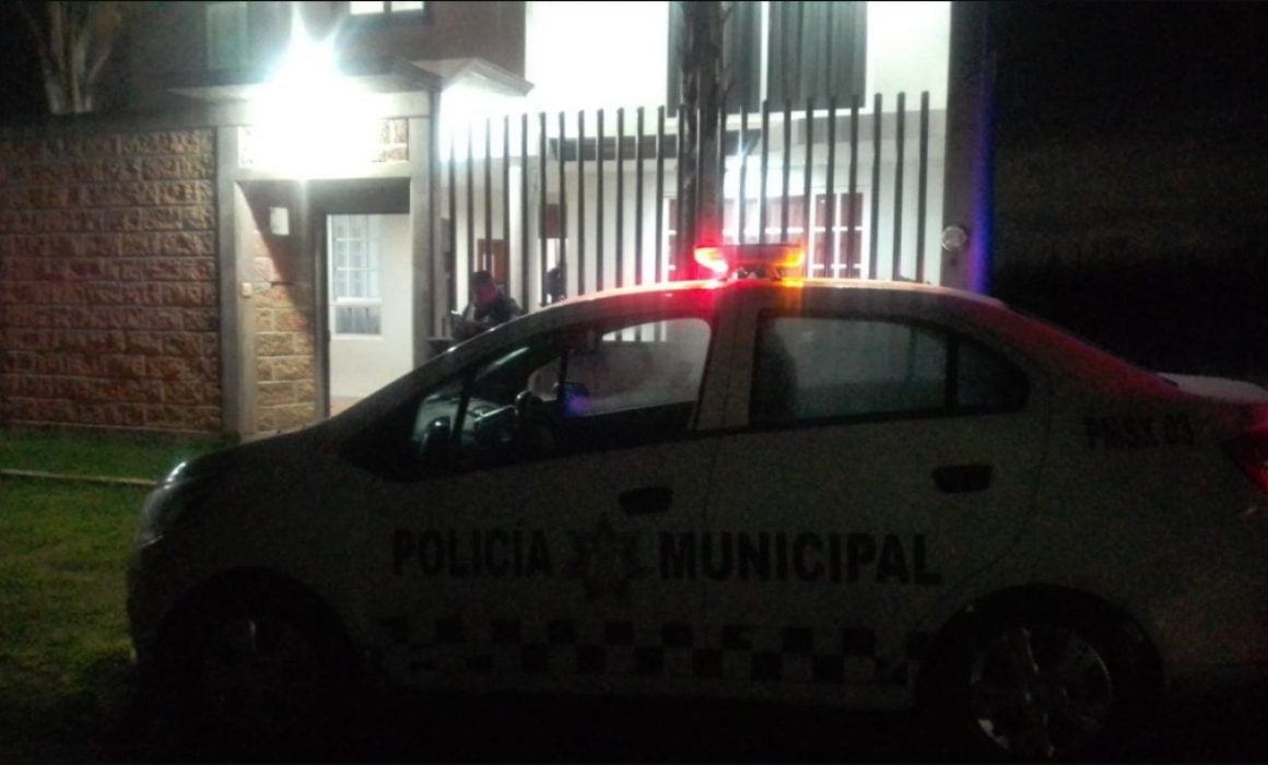 Amagan hombres armados a familia en Xiloxoxtla; roban un automóvil