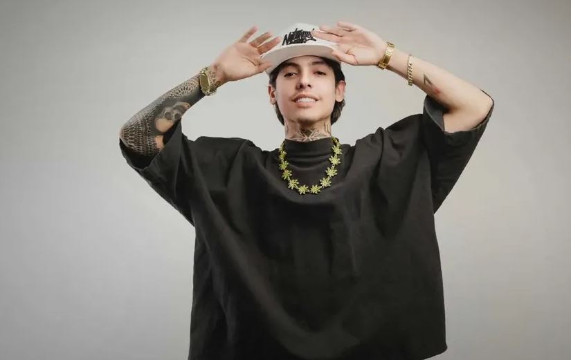 Natanael Cano se hace viral con video bailando cumbia en boxers mientras limpia su casa