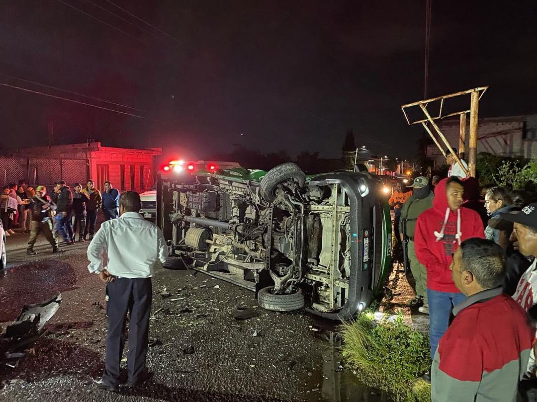 Ebrios sujetos chocan su auto vs combi, en Santa Cruz Tetela