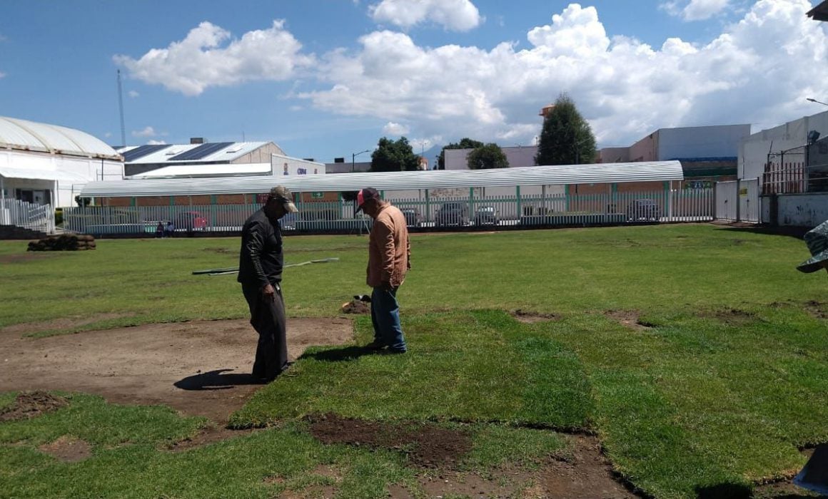 Dan mantenimiento a campo de fútbol del Próspero Cahuantzi en Chiautempan