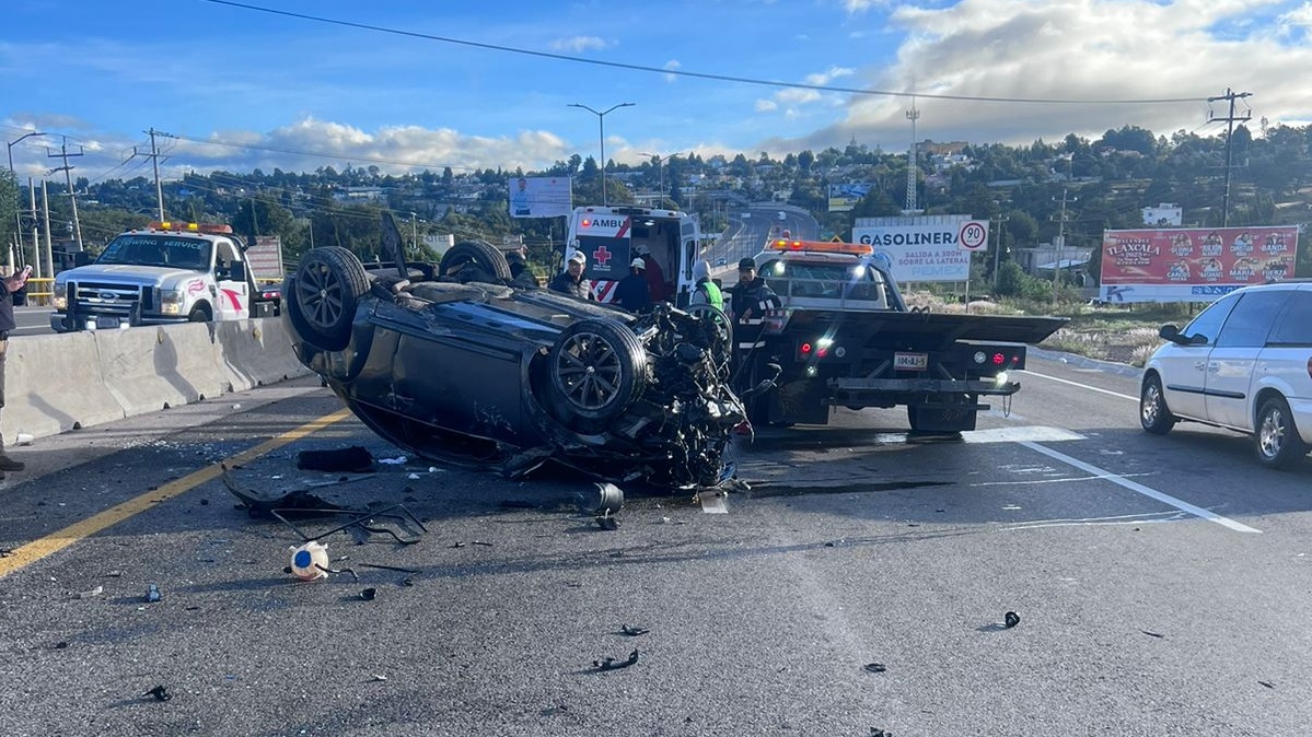 Joven sobrevive tras volcar su coche en la Apizaco-Tlaxcala, a la altura de Yauhquemehcan