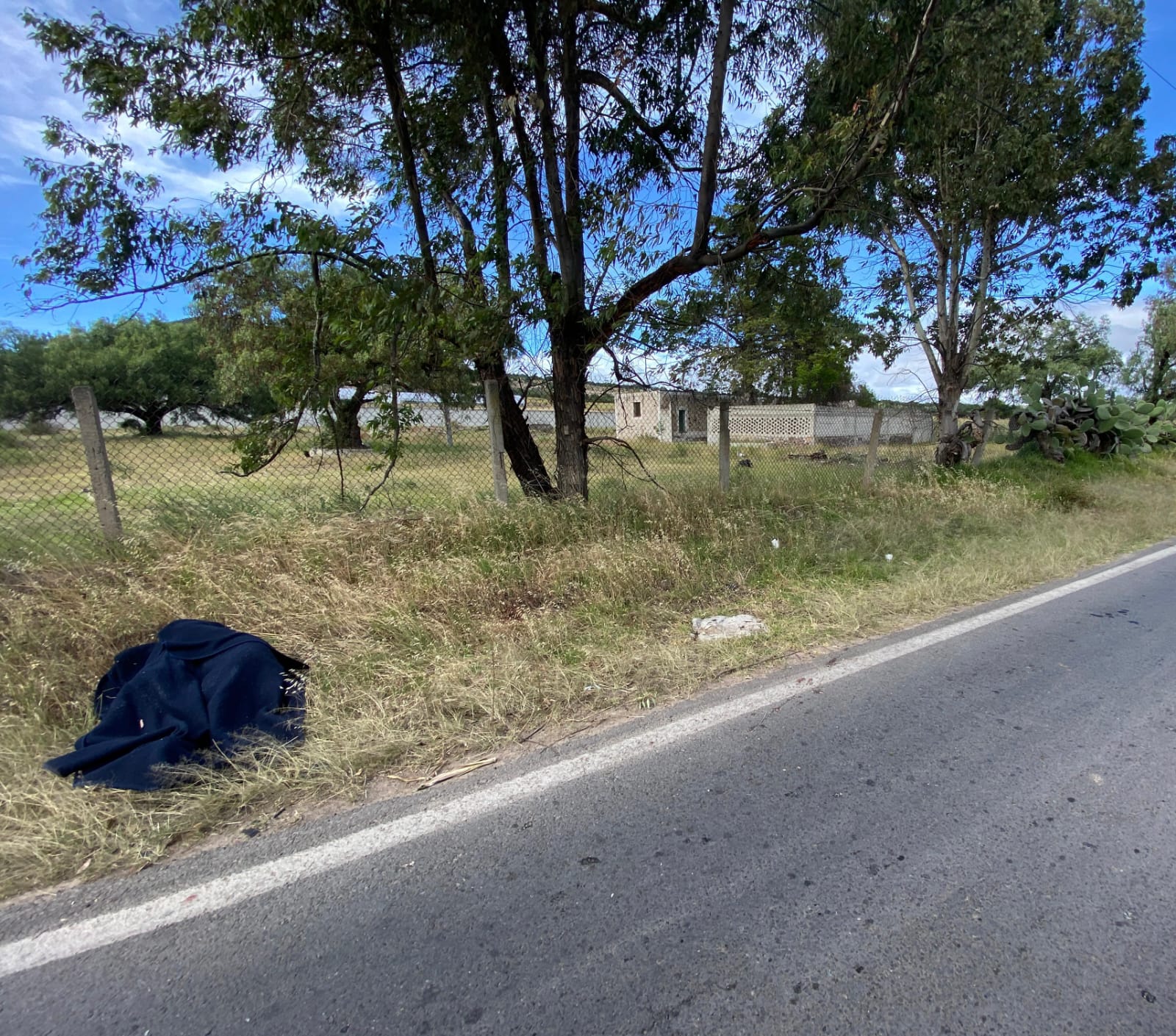 Derrapa motociclista y pierde la vida sobre el tramo carretero Tetla-Lázaro Cárdenas