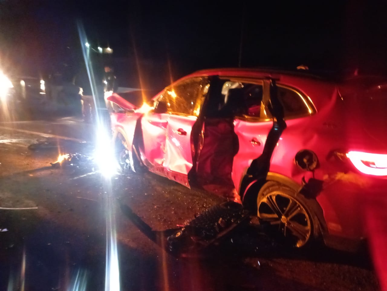 Sobreviven tripulantes de automóvil a aparatosa volcadura en Atlihuetzia