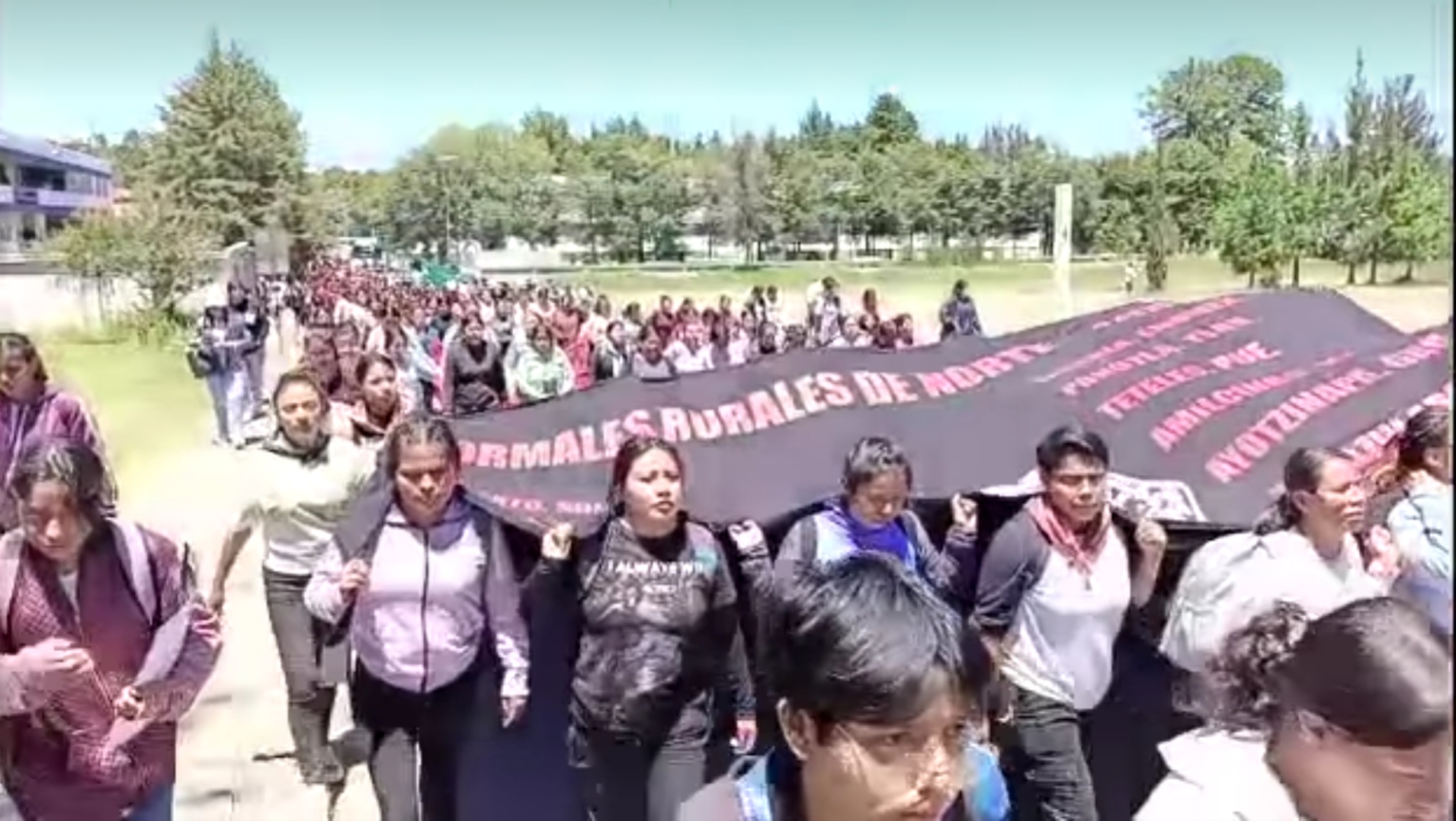 En movilización pacífica marchan normalistas en la capital tlaxcalteca 