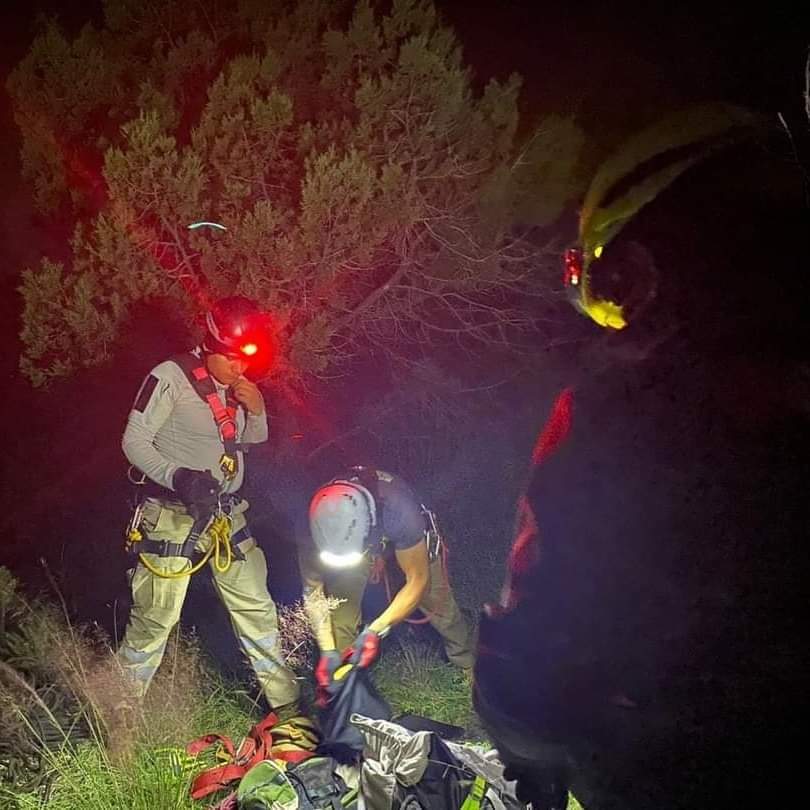 Rescatan a perrito que cayó a una barranca, en Yauhquemehcan