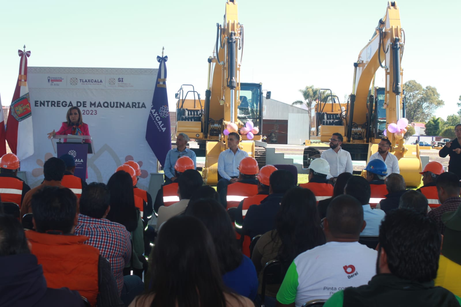 Tlaxcala adquiere dos excavadoras de oruga