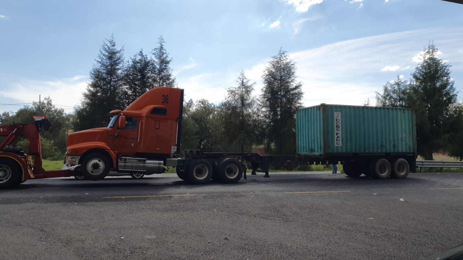 A balazos frustran robo de transporte de carga y liberan a conductor, en Libramiento Tlaxcala