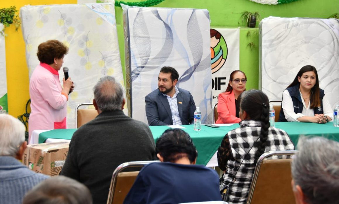 Entrega Salvador Santos apoyos a residentes de la Casa del Anciano
