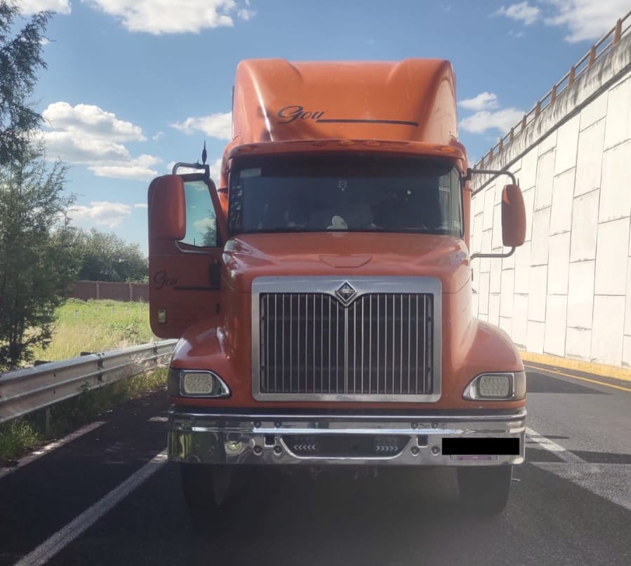 Oportuno reporte al 911 frustra robo de tráiler; hay un detenido 