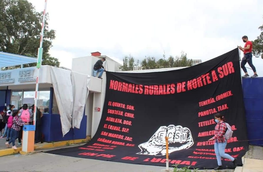 Marchan normalistas, llegan a la SEPE para reclamar pliego petitorio