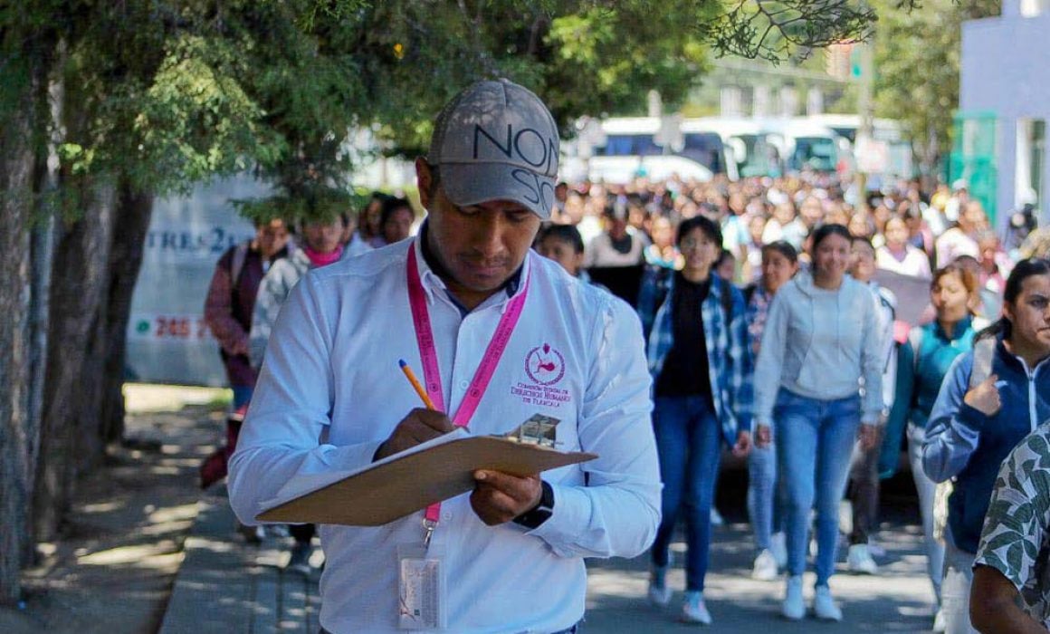 Acompaña CEDH a normalistas de Panotla durante marcha