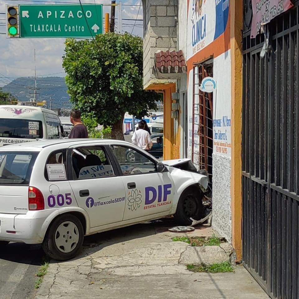 Chocan funcionarias en vehículo oficial del SEDIF en Tlaxcala