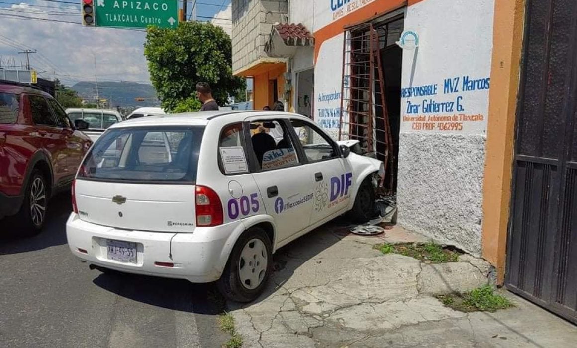 Presuntas trabajadoras del SEDIF chocan contra vivienda en Tlaxcala
