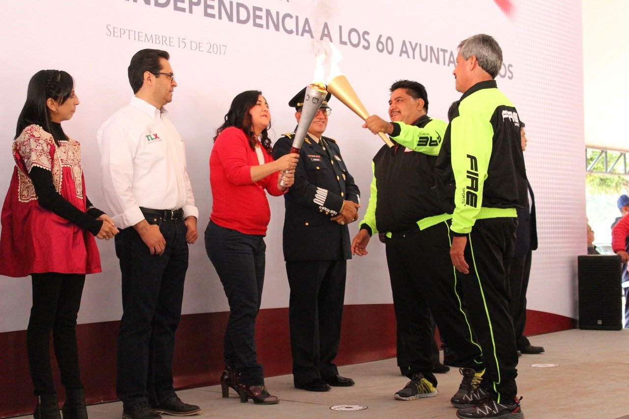 Entregan fuego de Independencia a 60 municipios