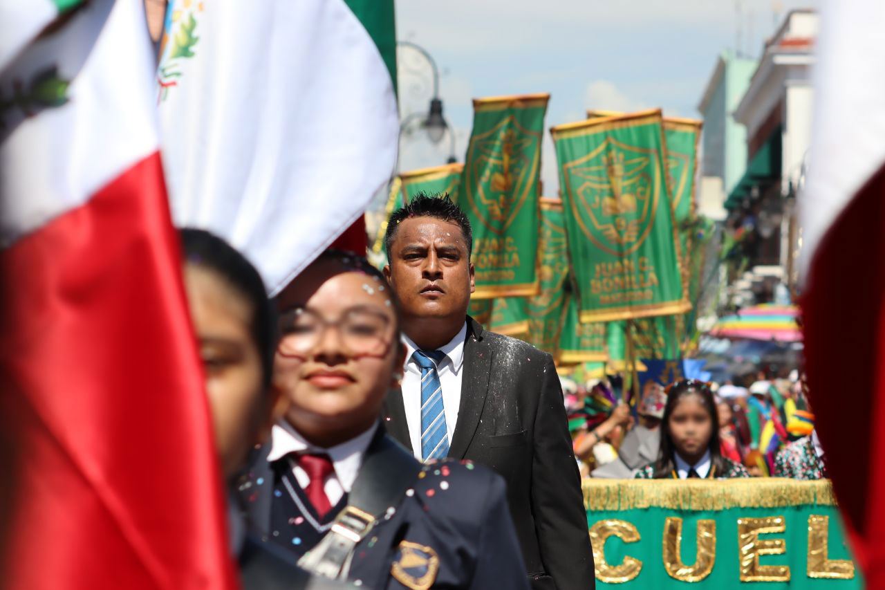 Paola Angon encabeza desfile conmemorativo al CCXIII Aniversario de la Independencia, con más de 6 mil participantes