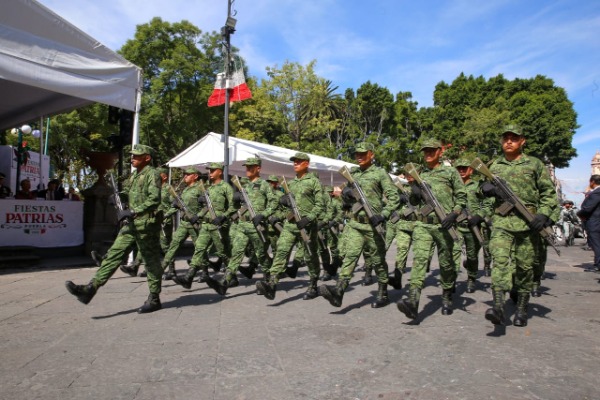 Marchan más de mil 100 elementos del Ejército para conmemorar 213 años de independencia en México