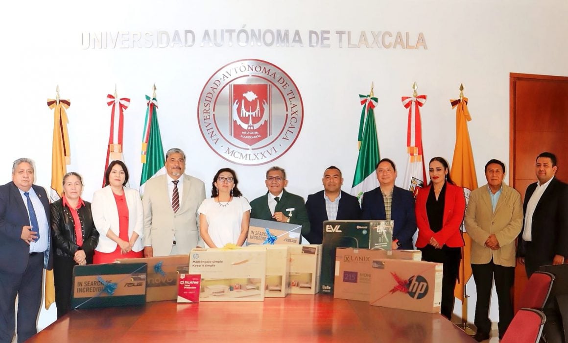 Recibe UATX donación de equipos digitales por parte de egresado