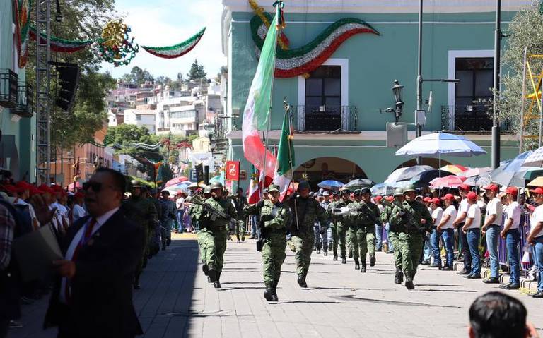 Engalanan fuerzas armadas desfile del 213 aniversario de Independencia